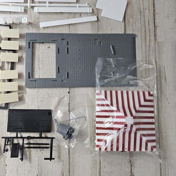 LIFE LIKE (HO Scale) #1394 Kentucky Fried Chicken Kit - Picture 3 of 7